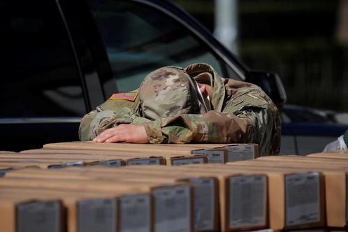 خستگی سرباز گادر ملی آمریکا هنگام توزیع بسته‌های غذایی بین محله‌های قرنطینه در نیویورک/ رویترز